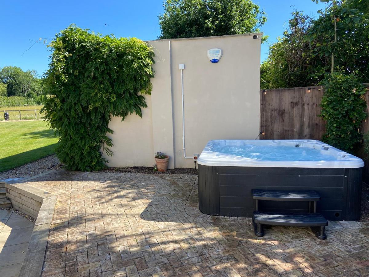 Large Country House - Hot Tub - Pool Table - Bbq - 5 Bedrooms - Log Burner Three Legged Cross Exterior photo
